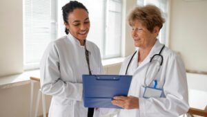 Técnico da QR Group validando sistema de qualidade assegurada em dispositivo médico.