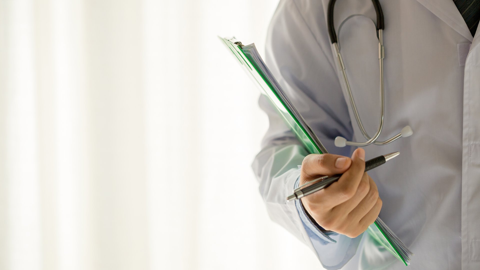 ANVISA cancela registros de dispositivos médicos in vitro por falta de reenquadramento sanitário conforme a RDC 36/2015.