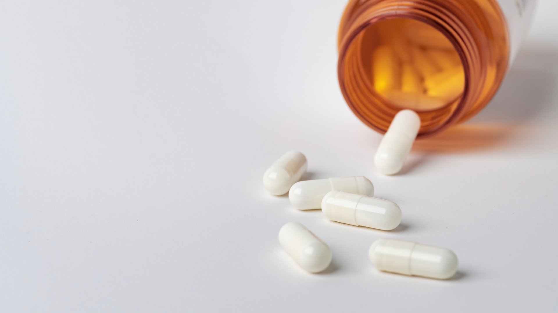 RDC 954/2024 atualiza regras da ANVISA para o registro de medicamentos por rito simplificado.
